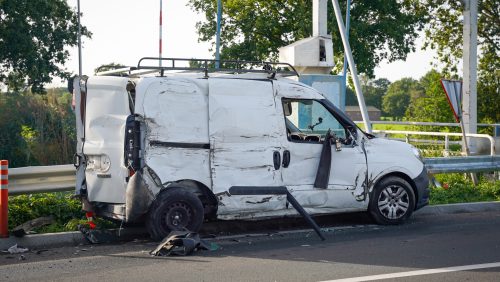20260924_Bestelbus-en-vrachtwagen-botsen-op-Venloseweg_1