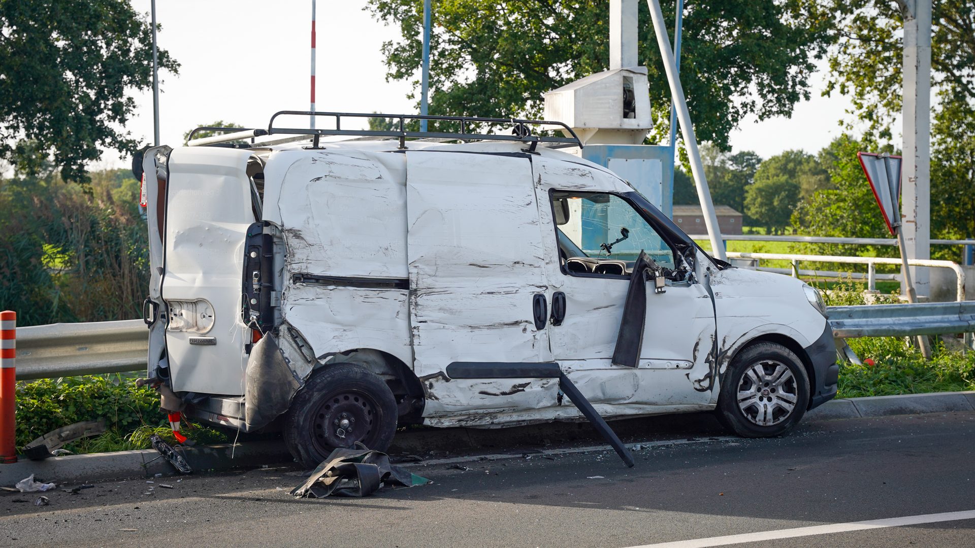 20260924_Bestelbus-en-vrachtwagen-botsen-op-Venloseweg_1
