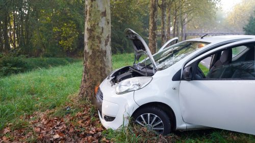 20261002_Auto-botst-tegen-boom-op-Ringbaan-Oost-in-Weert_3