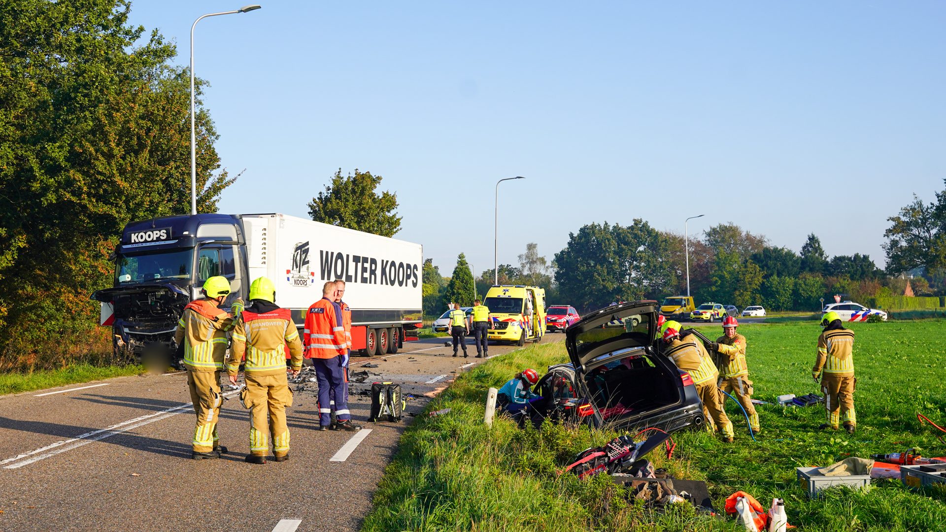 20261004_Auto-en-vrachtwagen-frontaal-gebotst-op-Maaseikerweg-in-Weert_8