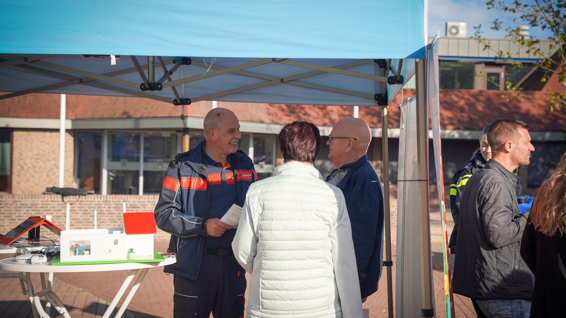 20261007_In-gesprek-met-politie-boas-en-veiligheid-op-de-weekmarkt_5