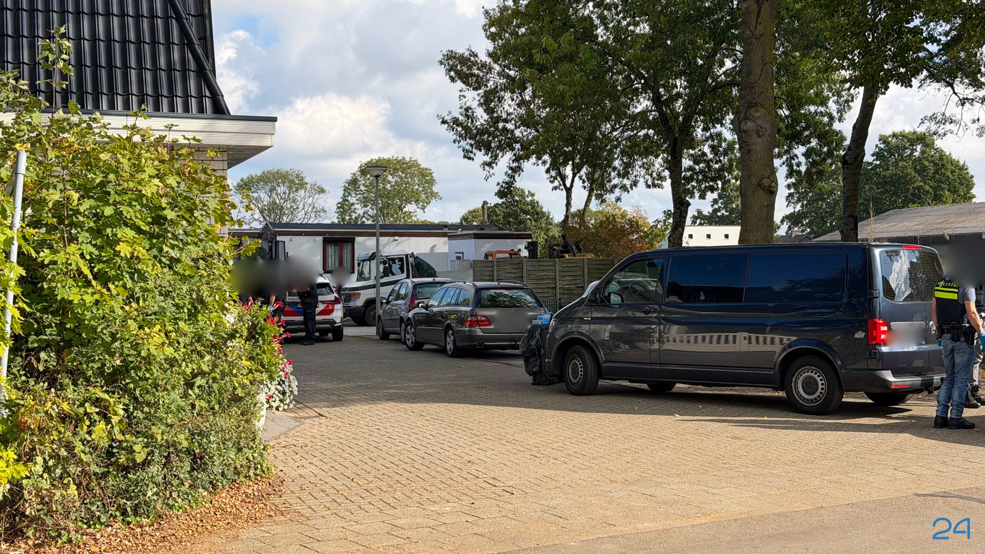 20261012_Politie-doet-inval-op-woonwagenkamp-in-Budschop_1