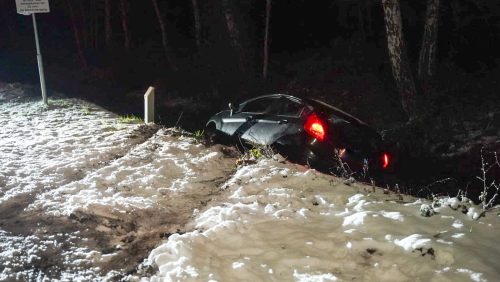 2026_01_05-Ongeval-auto-in-de-sloot-Weert-1