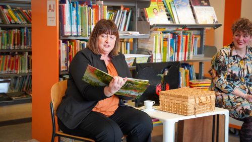 2026_01_22-Burgemeester-Op-de-Laak-leest-voor-tijdens-Nationale-Voorleesdagen