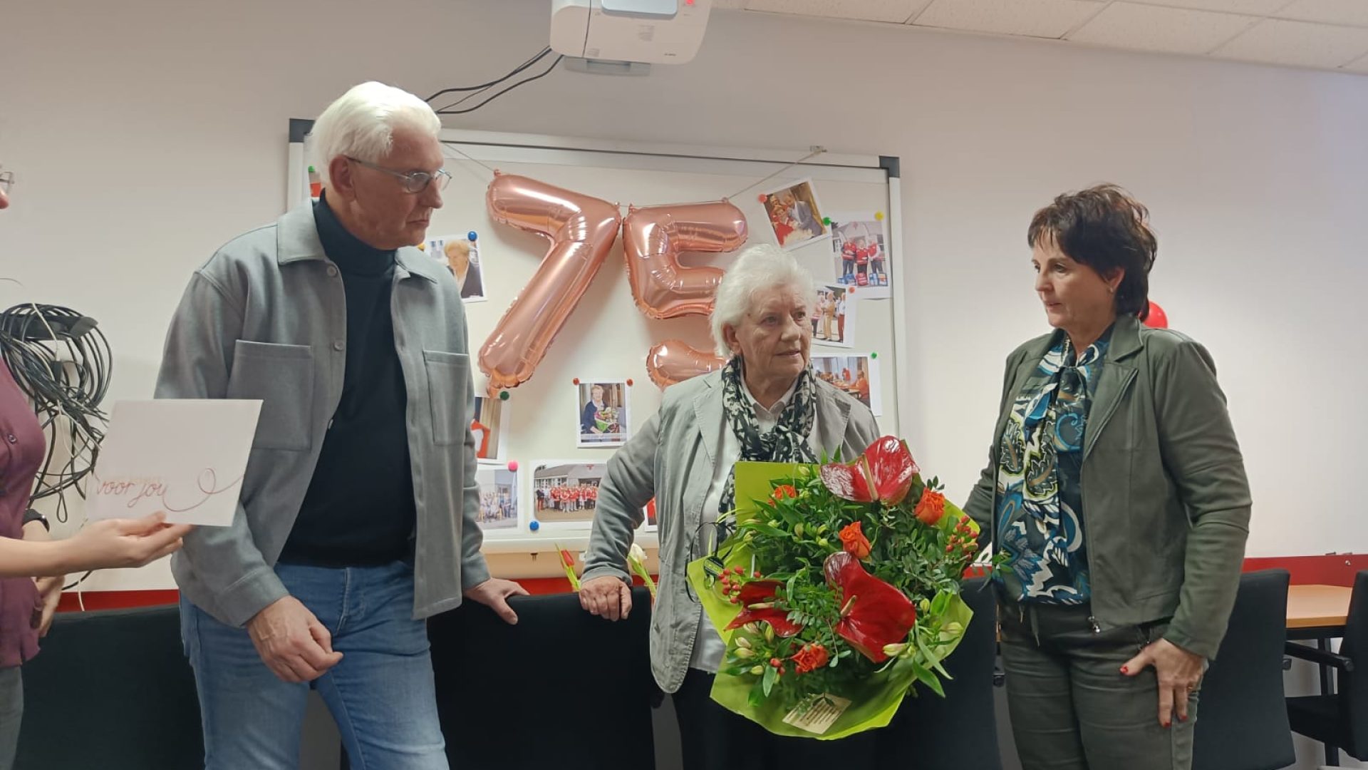 2026_01_26-Rode-Kruis-Weert-zet-Tiny-in-de-bloemetjes-voor-75-jaar-betrokkenheid