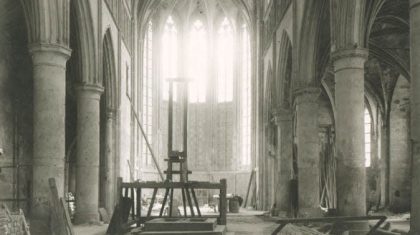 Foto van de guillotine opgeslagen in het voormalig stadsmagazijn in de Dominicanenkerk te Maastricht.