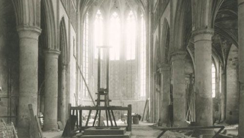 Foto van de guillotine opgeslagen in het voormalig stadsmagazijn in de Dominicanenkerk te Maastricht.