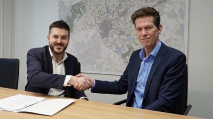 Wethouder Boris Meessen (L) en Paul Sebregts van Woonik ondertekenden de anterieure overeenkomst waarmee de bouw van 15 sociale huurwoningen een stap dichterbij komt. Foto | Woonik