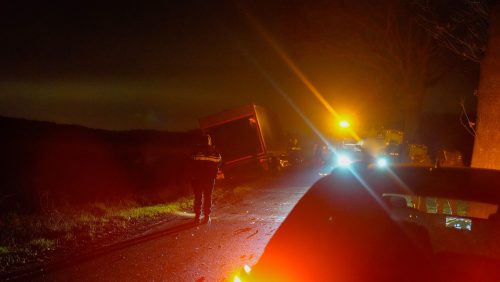 2026_02_24-Botsing_tussen_auto_en_vrachtwagen_op_de_Leveroysedijk-1