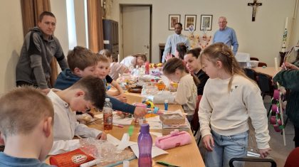 2026_03_25-Kinderen-maken-Palmpasenstokken-in-St.-Lambertuskerk-voor-Palmzondag5