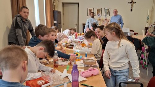 2026_03_25-Kinderen-maken-Palmpasenstokken-in-St.-Lambertuskerk-voor-Palmzondag5