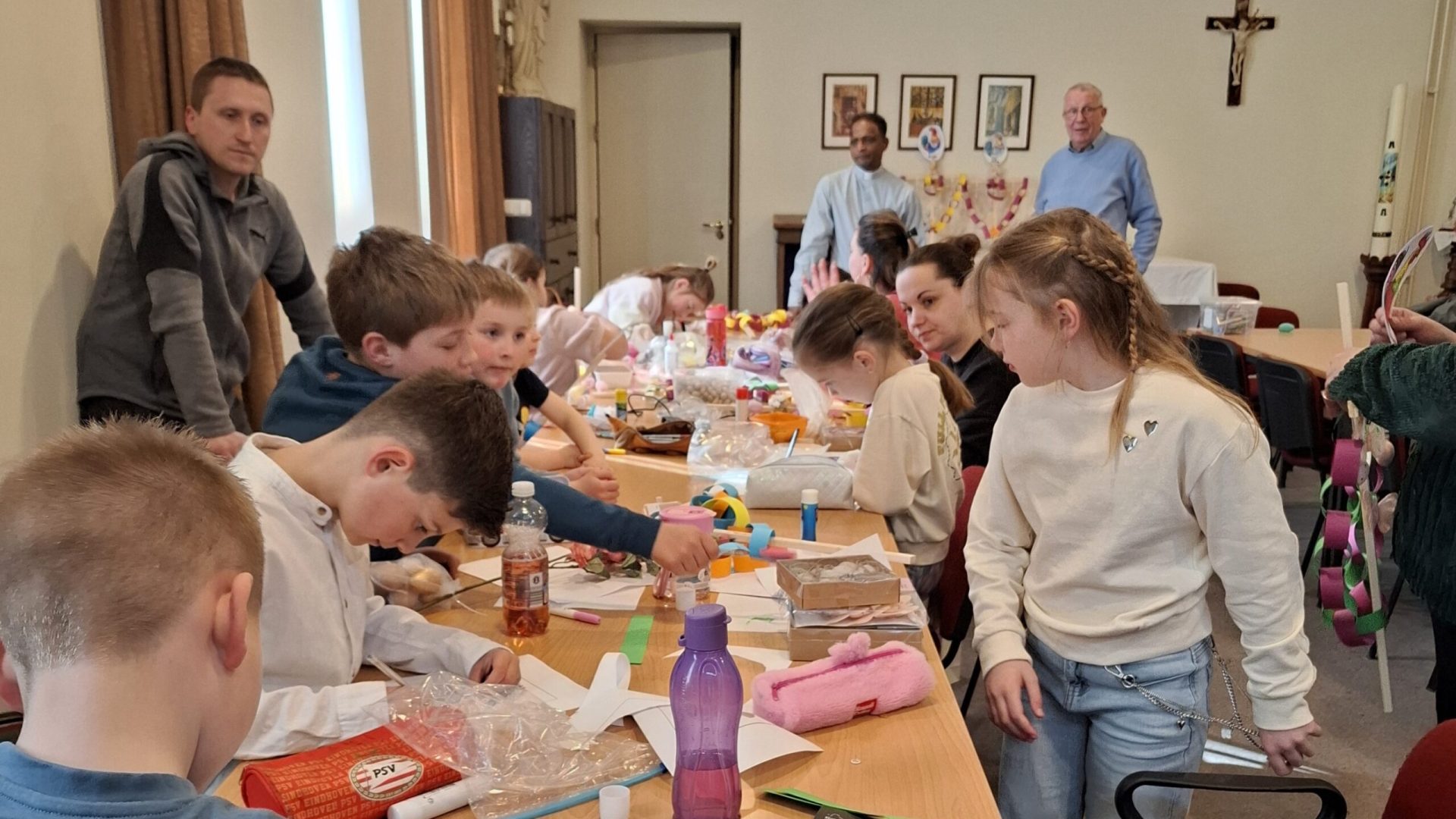 2026_03_25-Kinderen-maken-Palmpasenstokken-in-St.-Lambertuskerk-voor-Palmzondag5