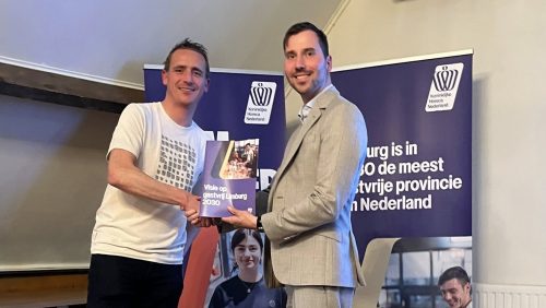 2026_03_30-Gastvrij-Limburg-overhandiging-aan-wethouder-Franssen