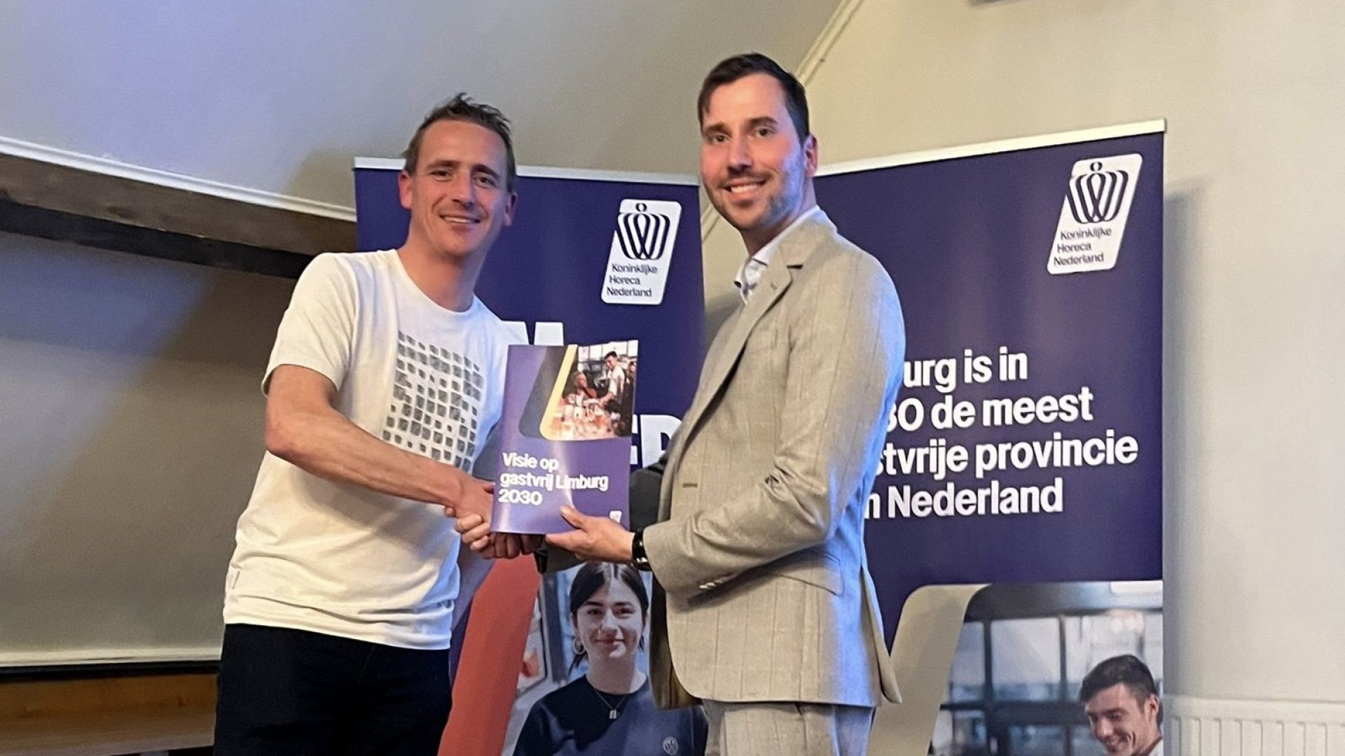 2026_03_30-Gastvrij-Limburg-overhandiging-aan-wethouder-Franssen