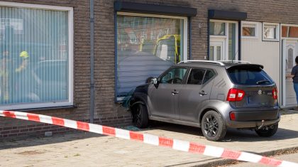 2026_04_01-Auto_botst_tegen_woning_aan_Aerthijsplein_in_Ospel-6
