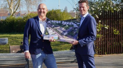 2026_04_02-Woonik-en-Hendriks-Coppelmans-zetten-handtekening-voor-42-nieuwe-huurwoningen-in-Budschop