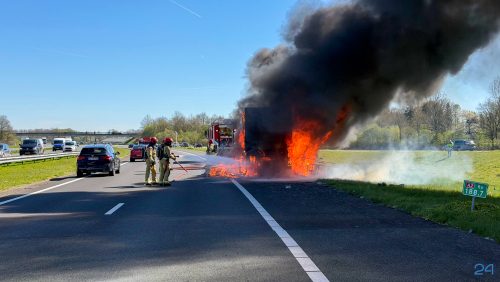 2026_04_08-Bestelbus_volledig_uitgebrand_op_A2_bij_Weert-3