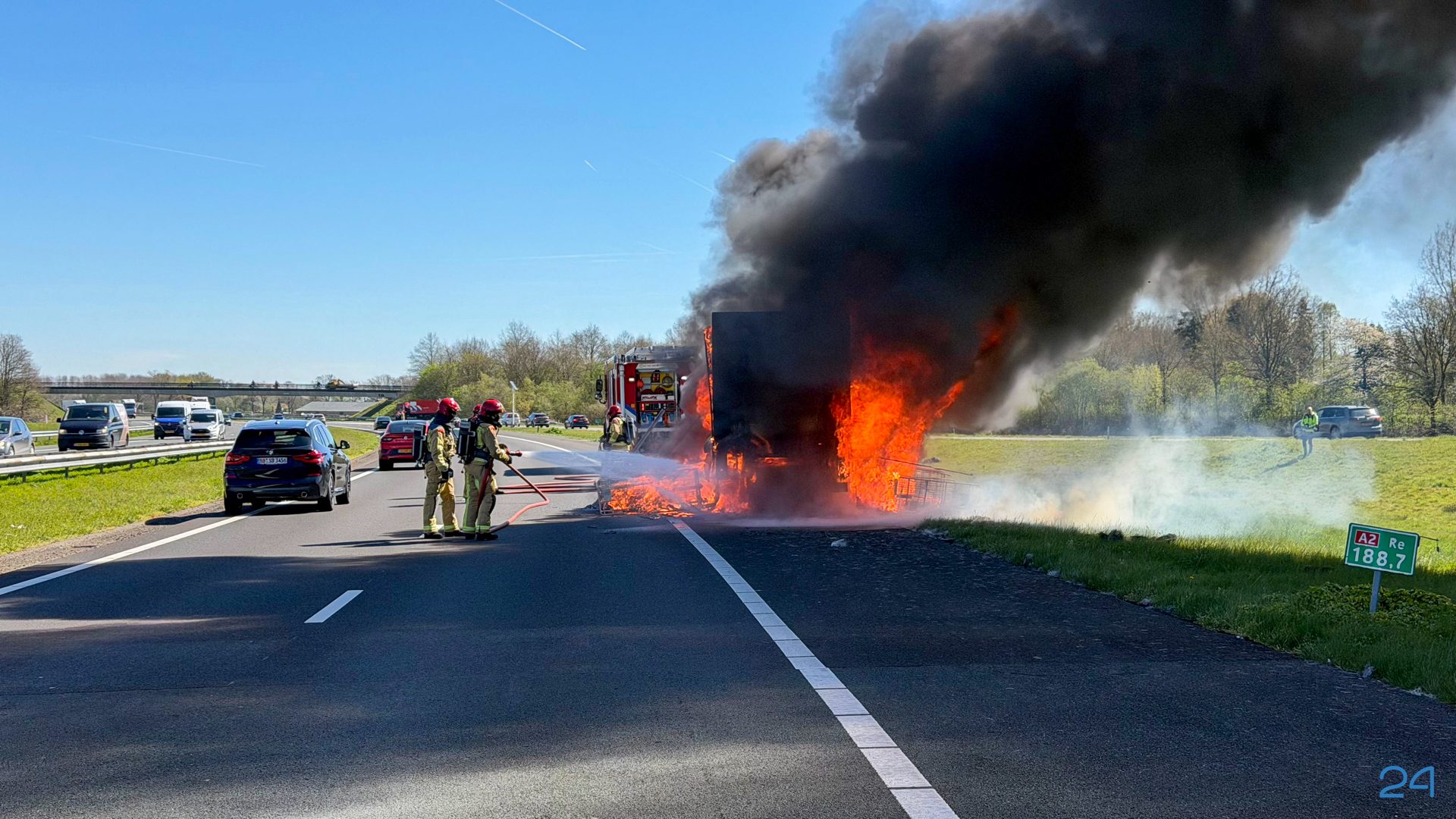 2026_04_08-Bestelbus_volledig_uitgebrand_op_A2_bij_Weert-3