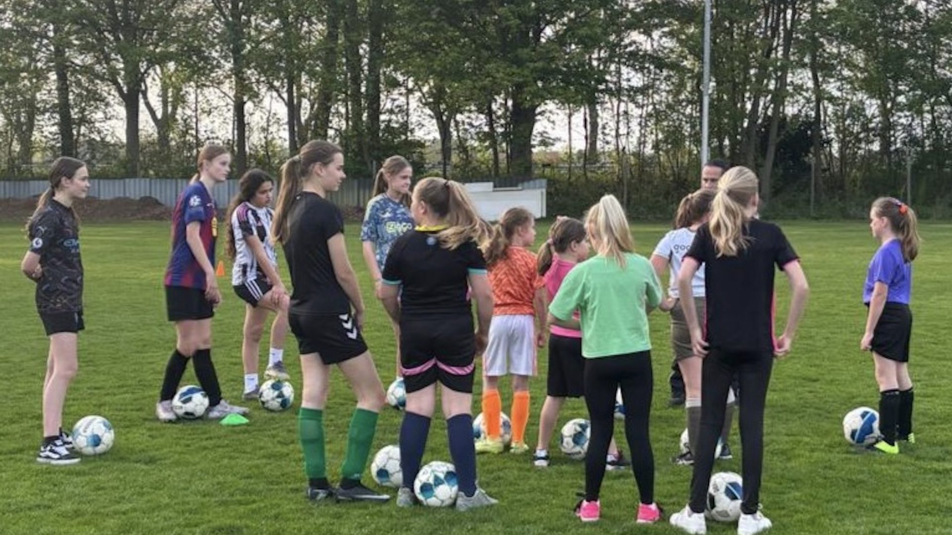 2026_04_20-Geslaagde-vriendinnentraining-bij-Eindse-Boys