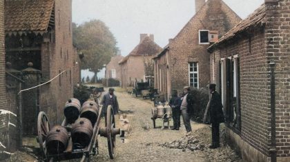 Biervaten staan klaar bij brouwerij De Pelikaan. Foto van omstreeks 1905. Collectie SGN. Kunstmatig gekleurd.