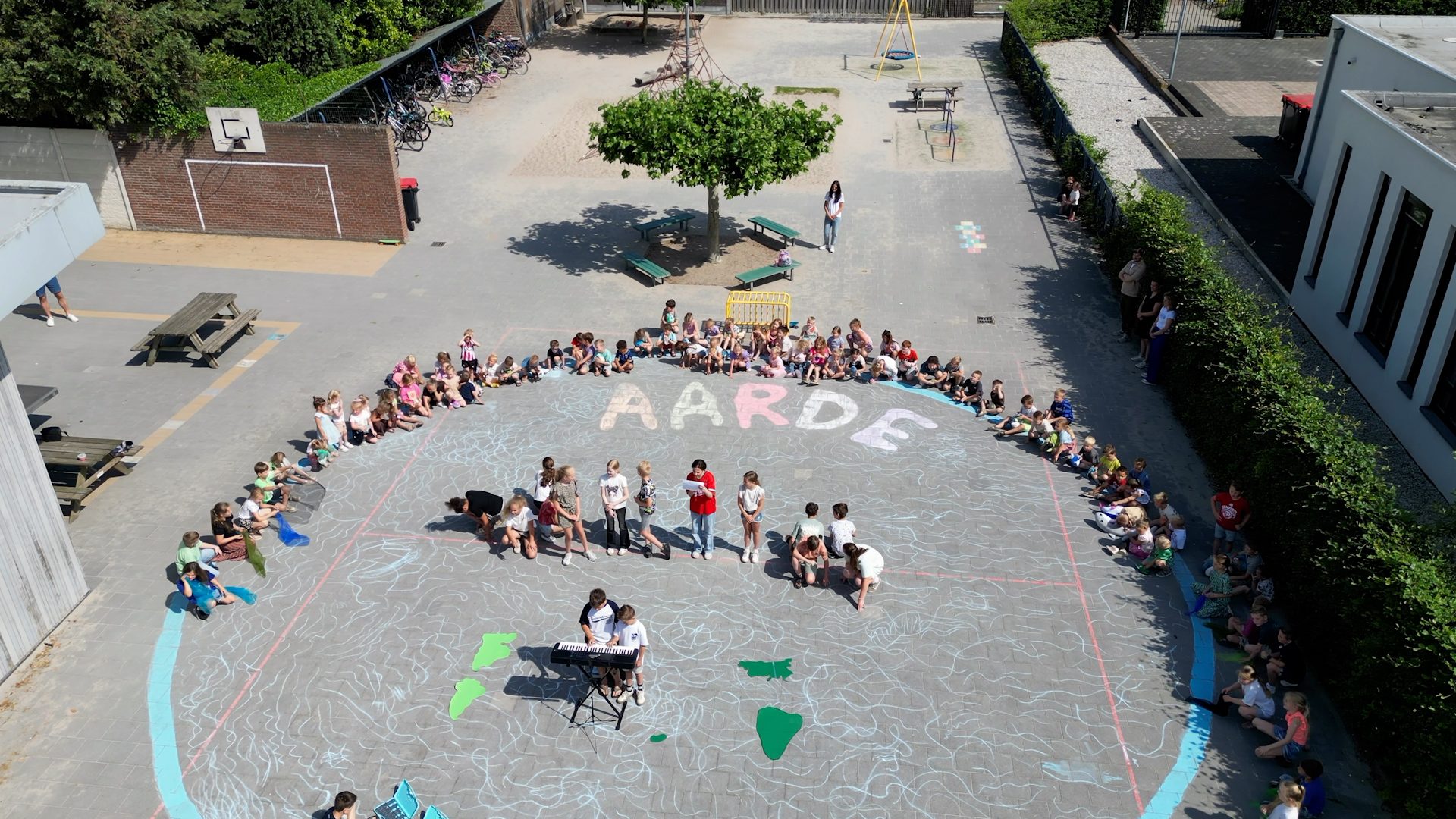 2026_06_02-Leerlingen_IKC_Budschop_sluiten_thema_Aarde_af_met_flashmob