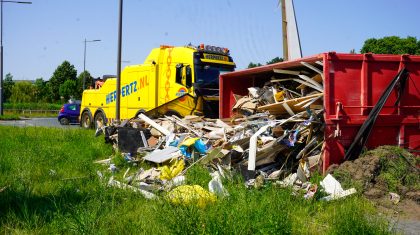 2026_06_19-Contaienr_valt_van_vrachtwagen_bij_turborotonde_Weert1