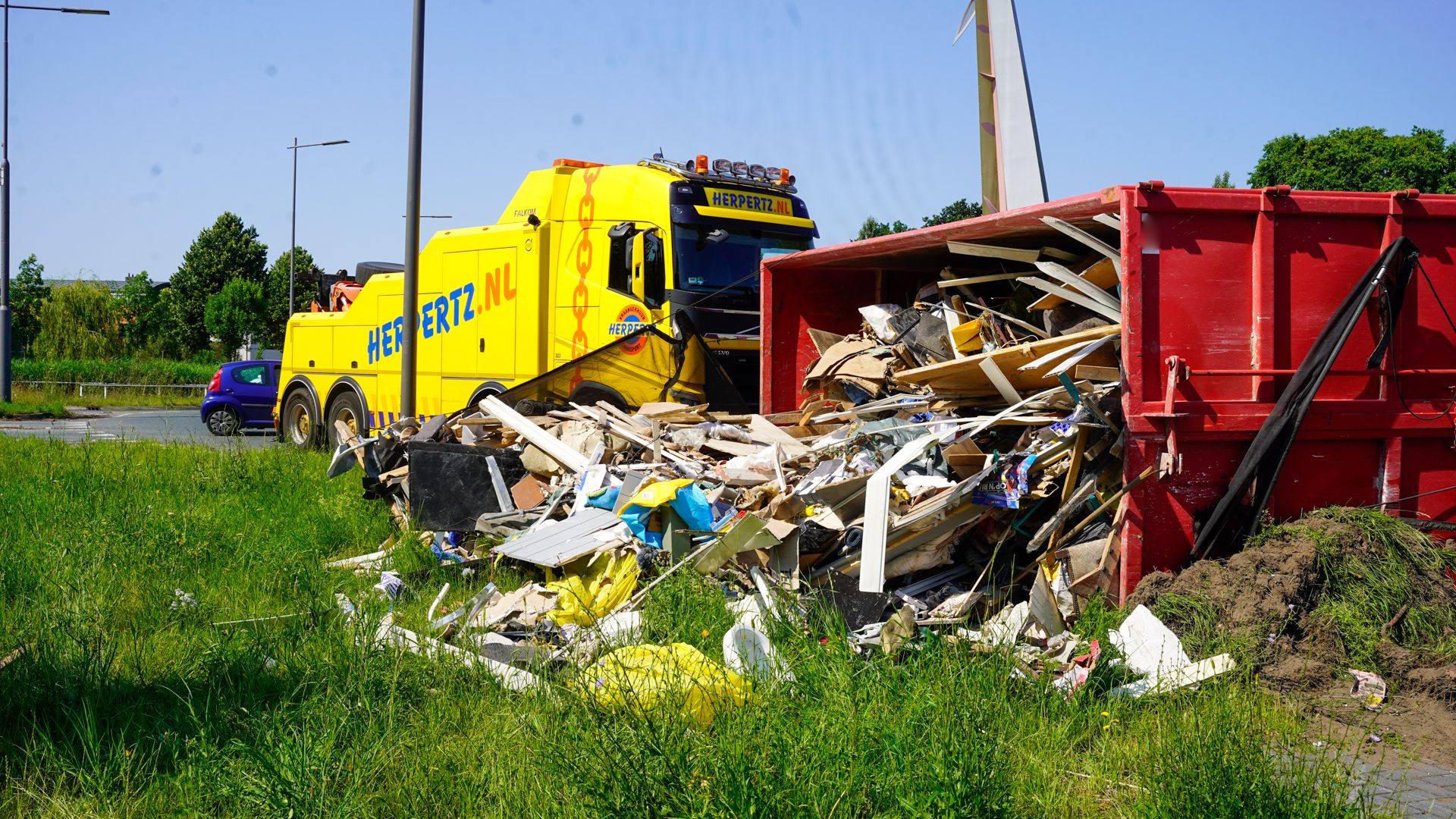 2026_06_19-Contaienr_valt_van_vrachtwagen_bij_turborotonde_Weert1