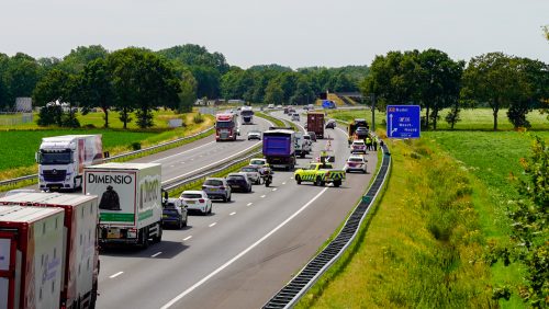 2026_07_07-Auto_over_de_kop_op_A2_bij_Weert-1