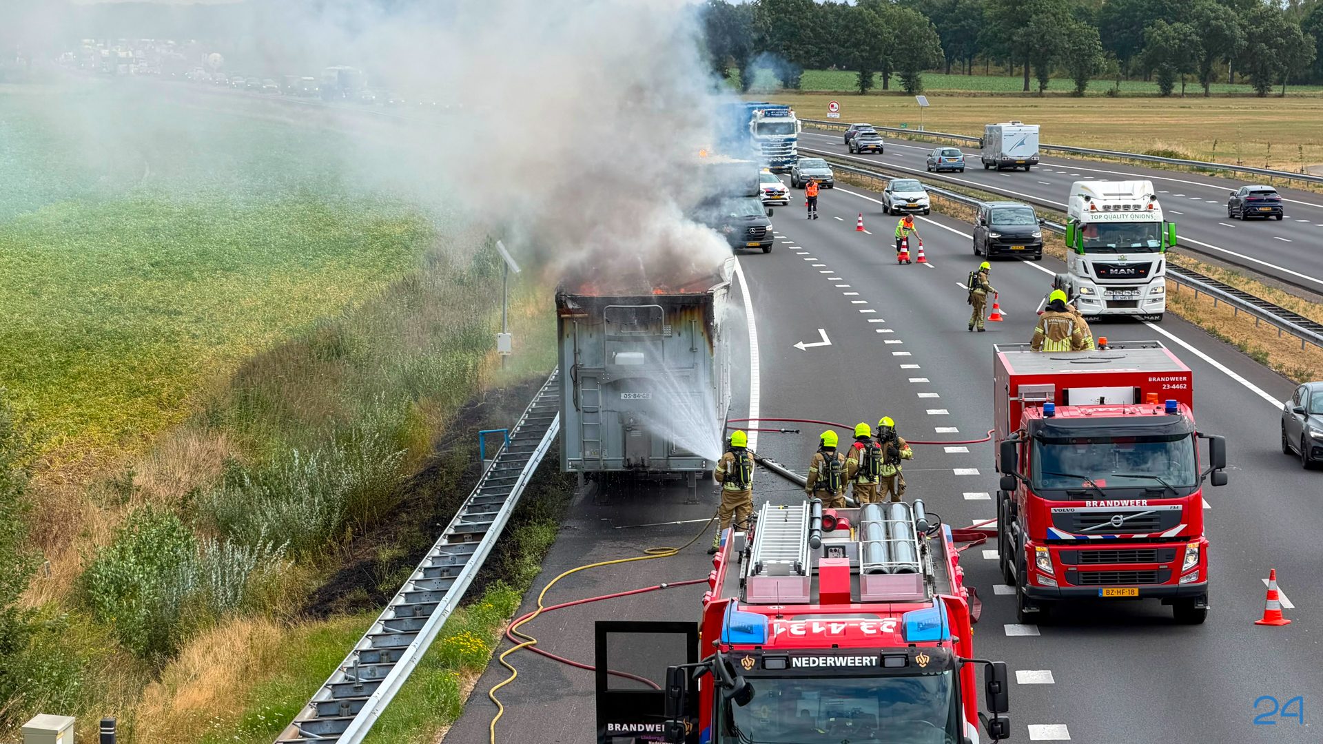 2026_08_06-Vrachtwagen_vat_vlam_op_A2_bij_Weert-5
