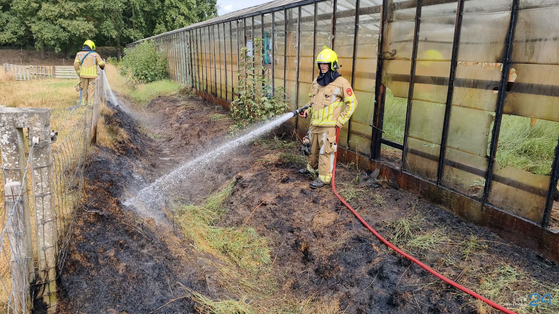 2026_08_07-Brand_in_sloot_slaat_over_op_tuinderskas_in_Ospeldijk-3