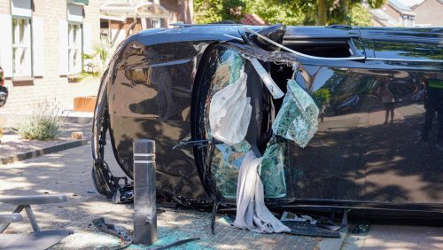 2026_08_11-Auto_belandt_op_zijkant_aan_de_Molenweg-7