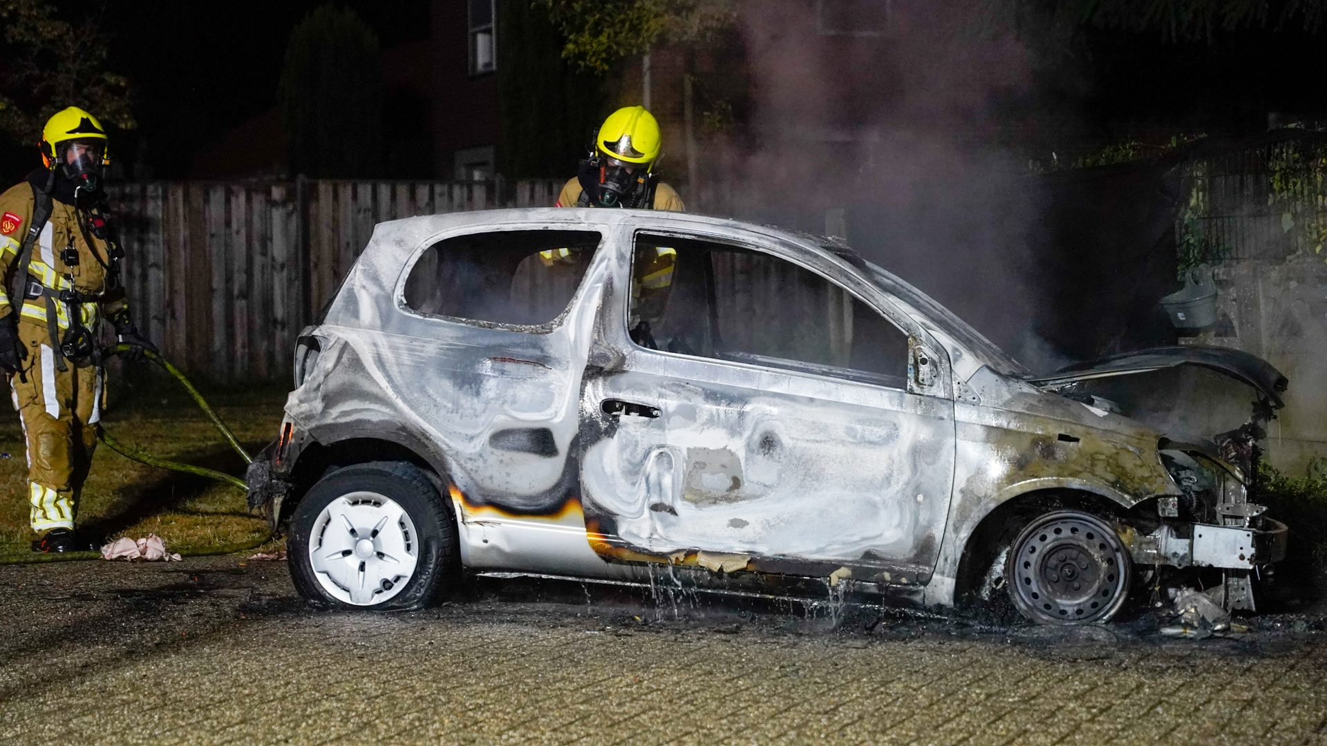 2026_08_11-Auto_volledig_uitgebrand_in_Weert-4