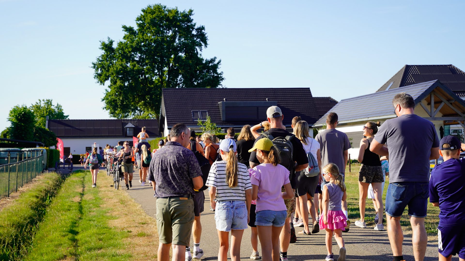 2026_08_11-Wandelvierdaagse_Nederweert_van_start-18
