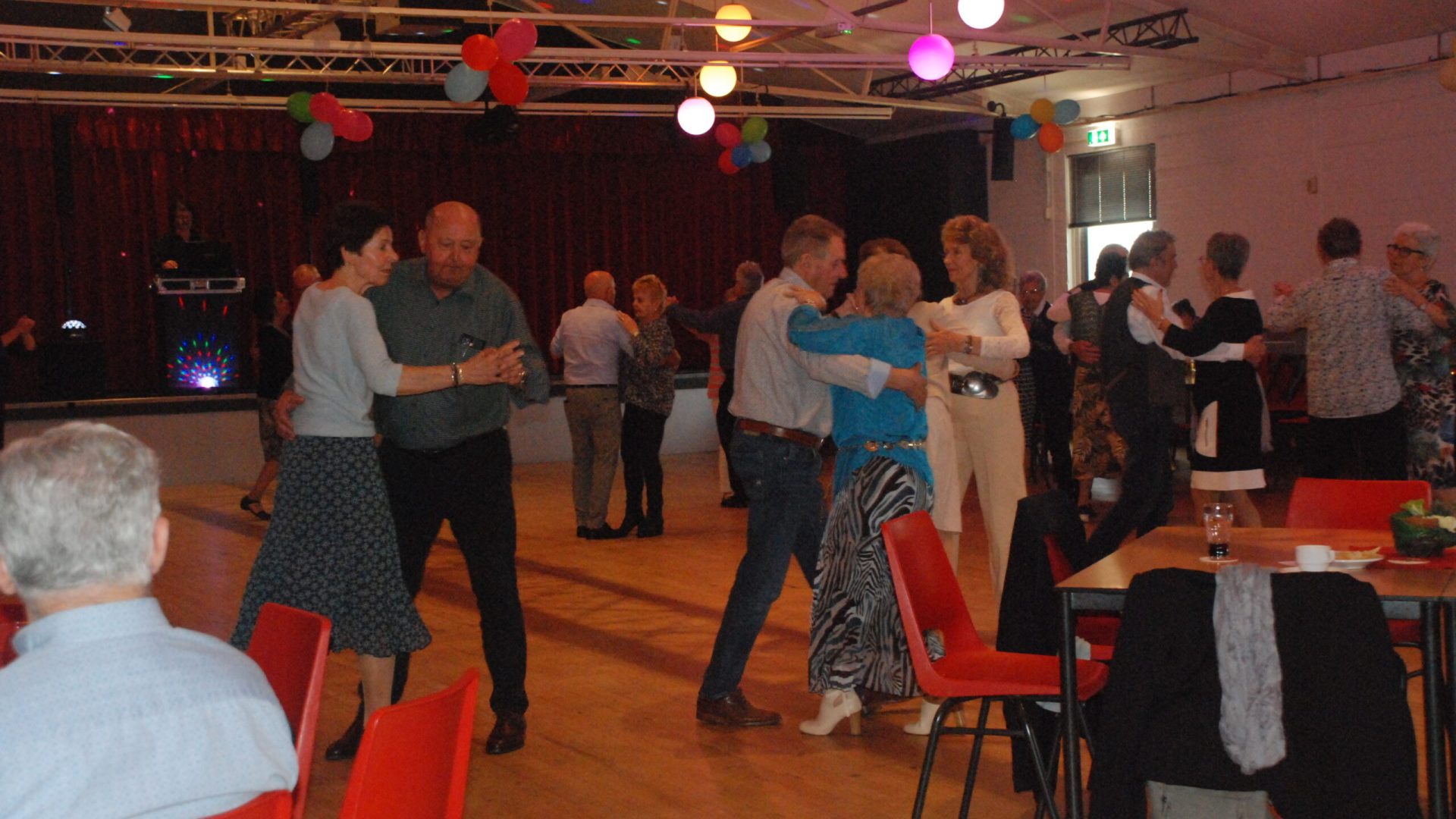 2026_08_13-Senioren_dansen_weer_in_buurthuis_Moesel