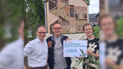 2026_08_19-Rabobank-cheque_voor_bijenhotels_in_Boeket