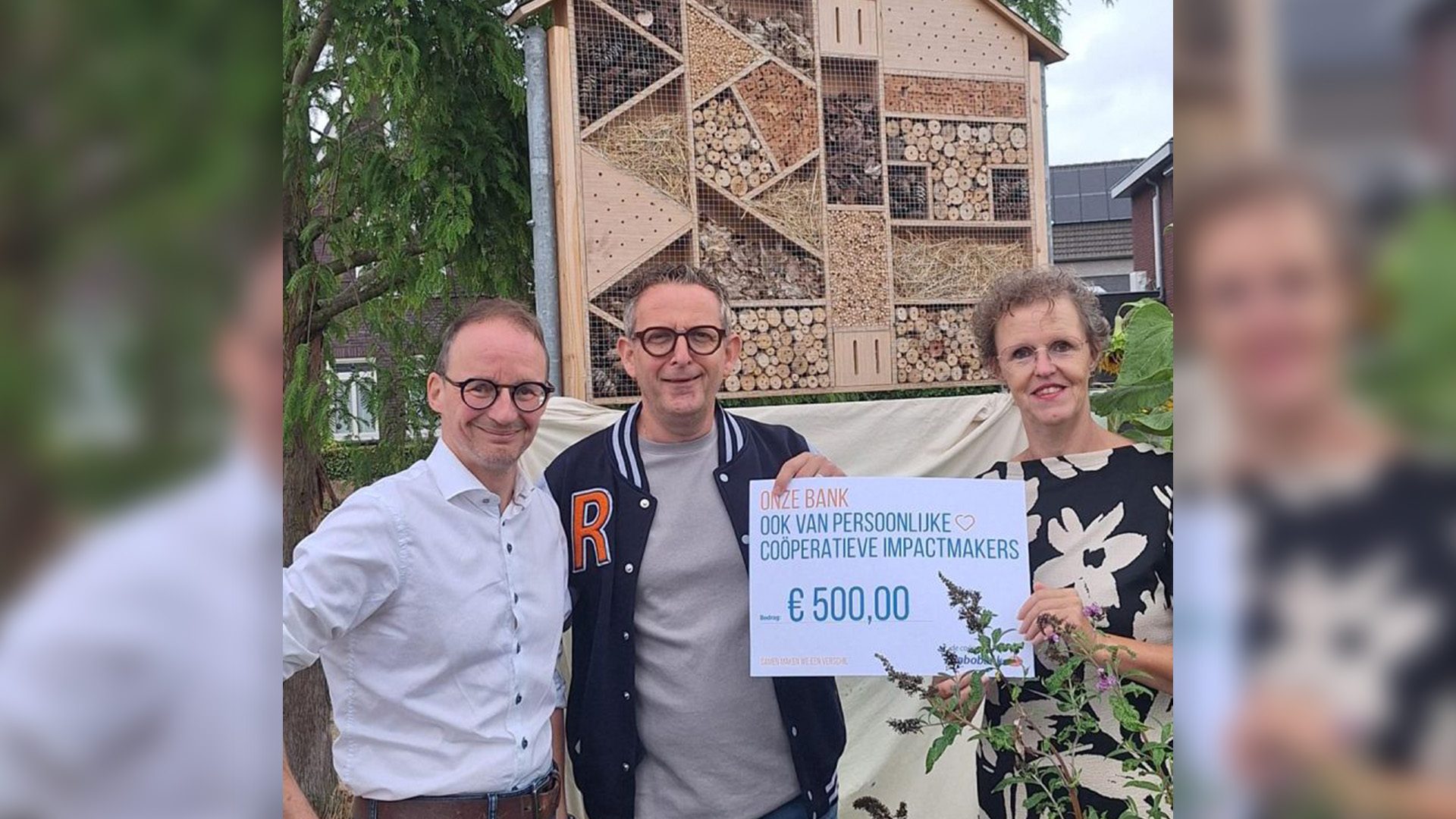 2026_08_19-Rabobank-cheque_voor_bijenhotels_in_Boeket