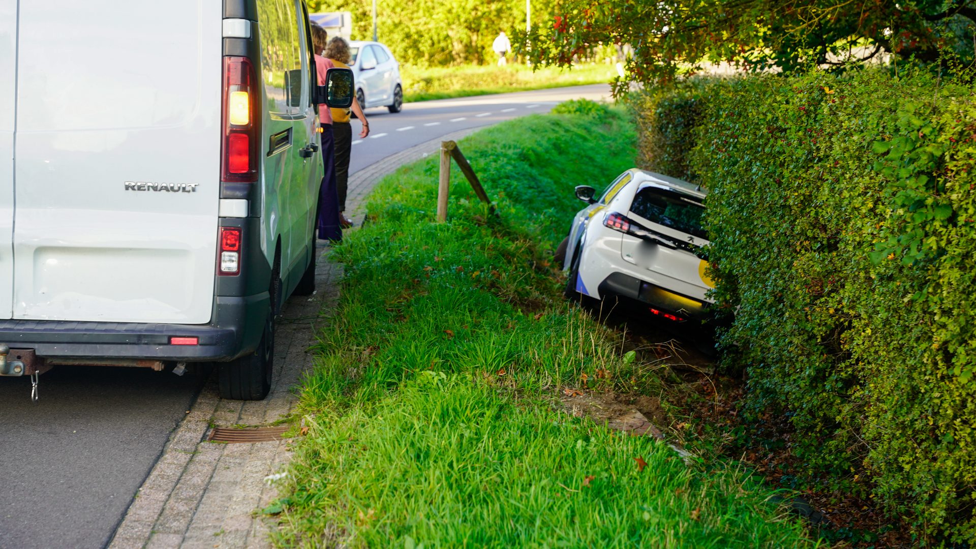 2026_10_12-Automobilist_belandt_in_greppel_op_Schoor-1