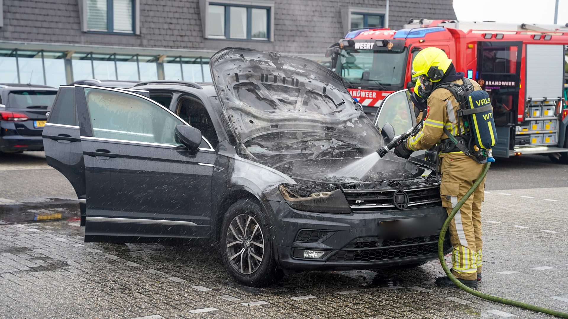 2026_10_20-Auto_in_brand_op_parkeerdeck_in_Weert-2