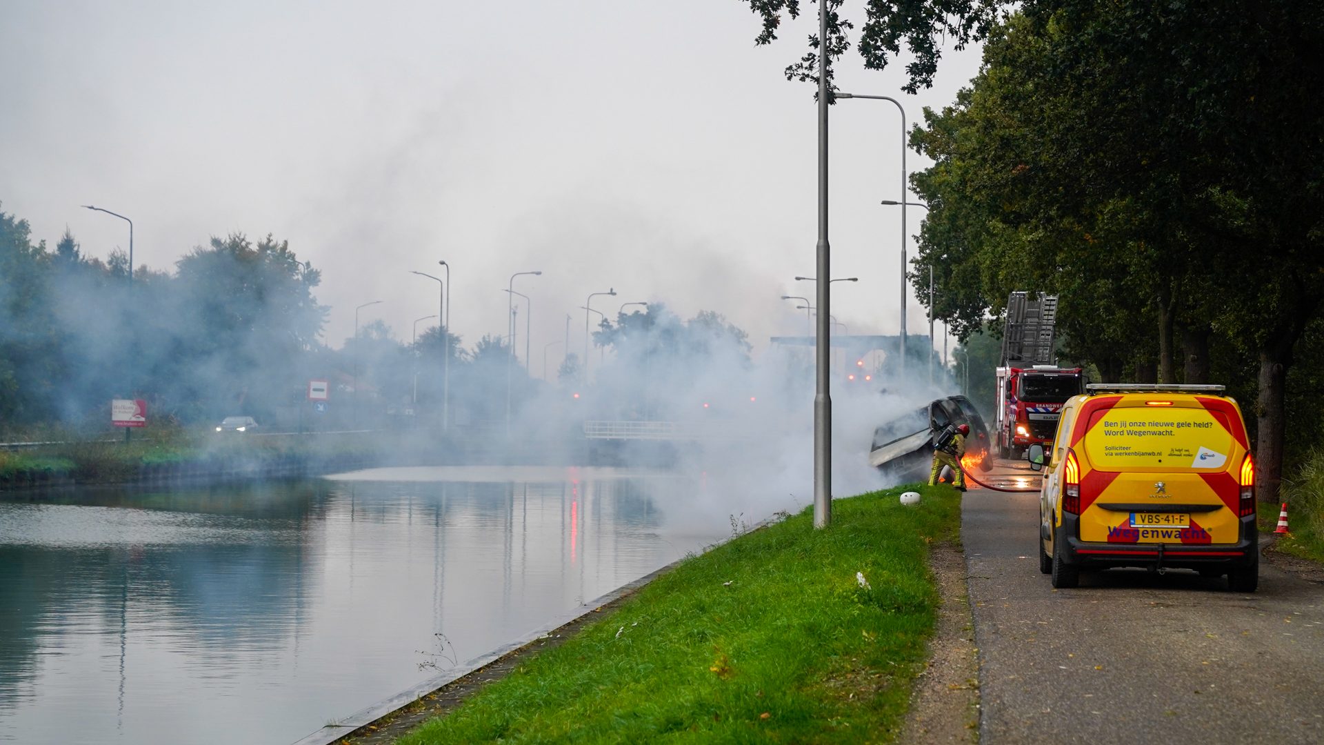 2026_10_20-Elektrisch_busje_vat_vlam_aan_Kanaaldijk_Nederweert-3