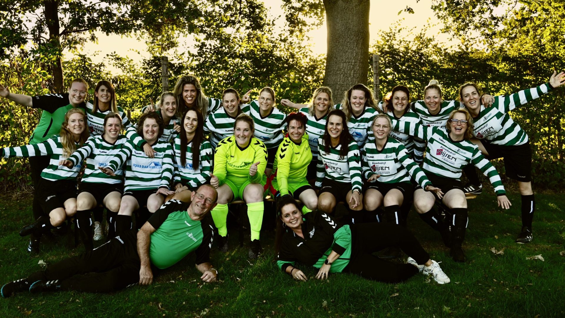 AA-Foto-30-vrouwen-1-en-2-voor-bij-artikel