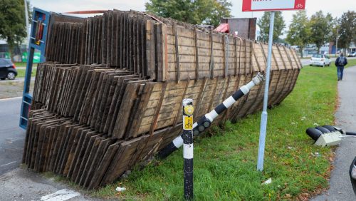 Aanhanger-vrachtwagen-beladnt-op-zijkant-Nederweert-3