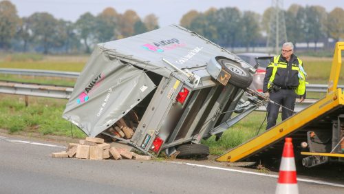 Aanhangwagen-gekantelt-op-A2-bij-Weert-4