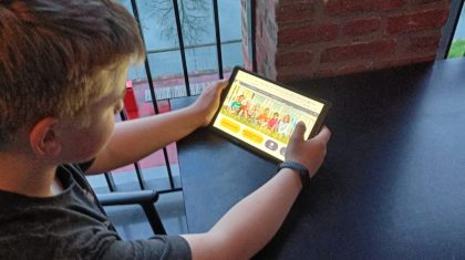 Aleksander-kijkt-op-zijn-tablet-naar-de-site-van-Happy-Childeren-Centre-1 Aleksander-kijkt-op-zijn-tablet-naar-de-site-van-Happy-Childeren-Centre-1