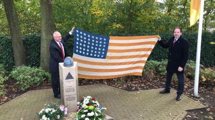 Ambassadeur-Hoekstra-en-Niek-Hendrix-bij-het-monument Ambassadeur-Hoekstra-en-Niek-Hendrix-bij-het-monument