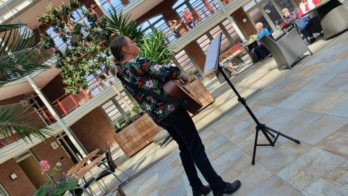 Anouk-Roost-op-binnenplaats-Domus-Bonaventuraimageoptim