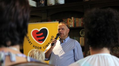 Antoine-Hekers-stelt-acht-AEDs-beschikbaar-005