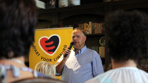 Antoine-Hekers-stelt-acht-AEDs-beschikbaar-005