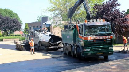 Asfalt-aanbrengen-parkeerplaats-Loverstraat-002