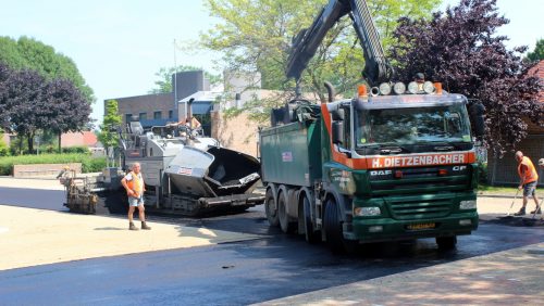 Asfalt-aanbrengen-parkeerplaats-Loverstraat-002
