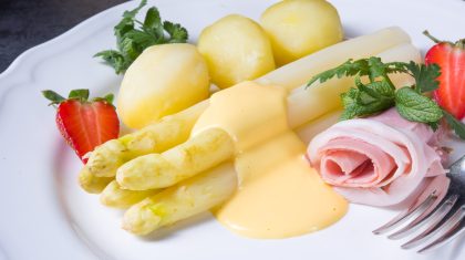 Aspergelunch asparagus with boiled ham and hollandaise sauce